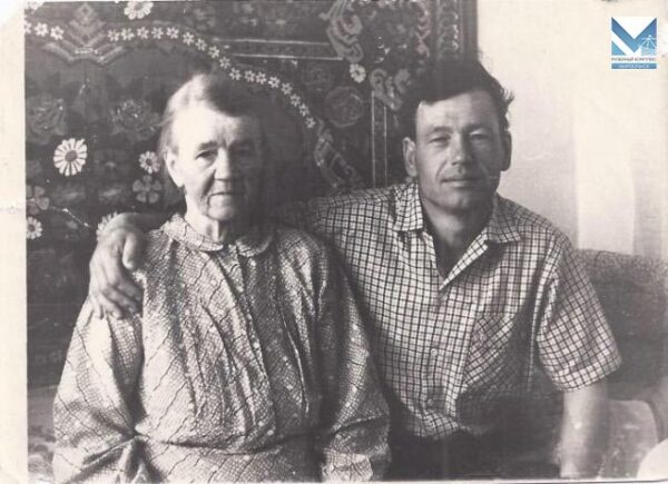 Смирнов Владимир Иванович с мамой. Конец 1950-х
