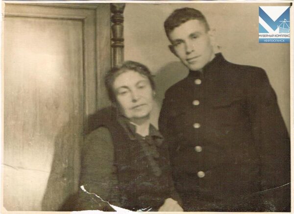 Петропавловский Евгений с мамой перед призывом в армию. г.Грозный. 1951.