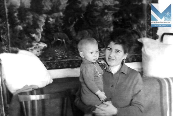 Сульбухарова Н.А. с сыном Васей. Нефтеюганск. Начало 1960-х.