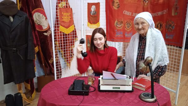 О.Е. Скакунова с внучкой. Инсталляция «Кабинет начальника», День города - 2022.