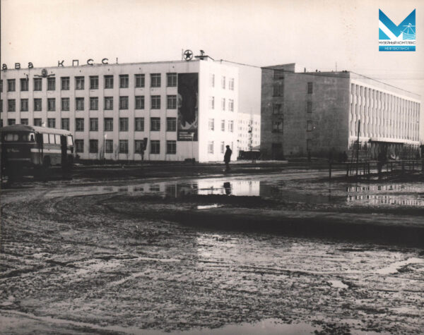 Перекресток улиц Ленина и Строителей с видом на здания ПО «Юганскнефтегаз» и Главпочтампт. 1982 г.