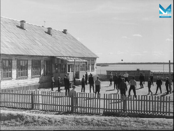 Первая спортплощадка у школы №1 на улице Гагарина. 1963 г.