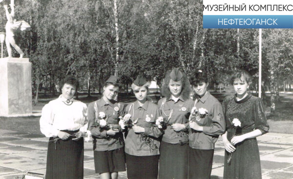 Участники поискового клуба средней школы №4 во время встречи с ветеранами Великой Отечественной войны 120/308 Гвардейской Рогачевской дивизии.
