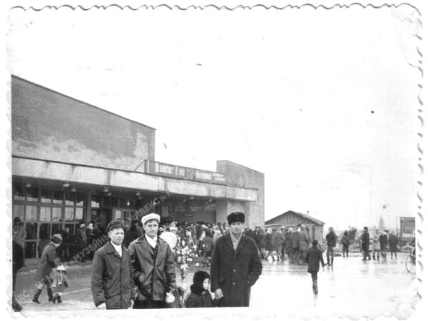 Группа жителей города Нефтеюганска на фоне кинотеатра «Юган». Слева направо- Сёмкин Николай Михайлович_ Ручкин Влад