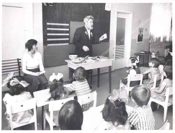 Урок в детском саду - знакомство с профессией строителя, 1982 г.