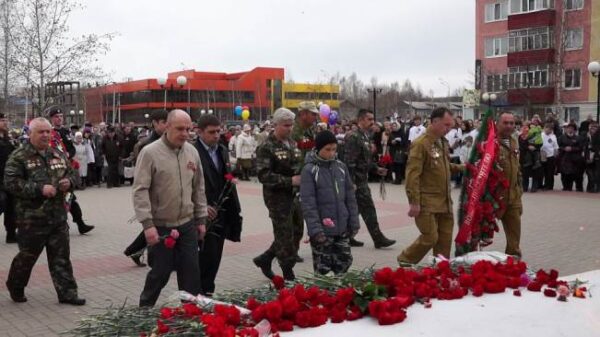 Возложение цветов у памятника Воину-освободителю