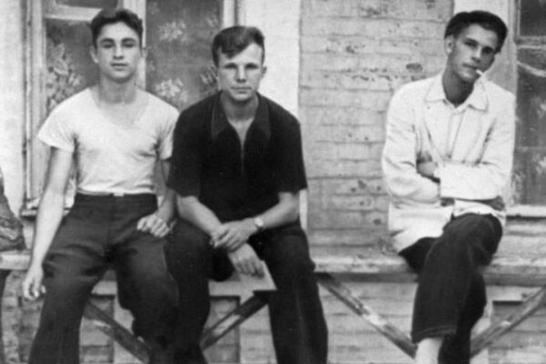 Юрий Гагарин (в центре) - учащийся Саратовского индустриального техникума с друзьями. 1953 