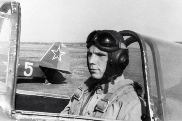 Юрий Гагарин на спортивном самолете аэроклуба ДОСААФ города Саратова. Сентябрь 1955 года.