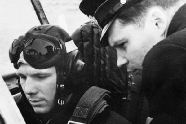 Лейтенант Юрий Гагарин в самолете во время службы в Заполярье. 1958 год.