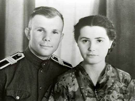  Юрий Гагарин с женой Валентиной и детьми.