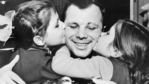  Юрий Гагарин с дочерьми Леной и Галей. Июнь 1966 года