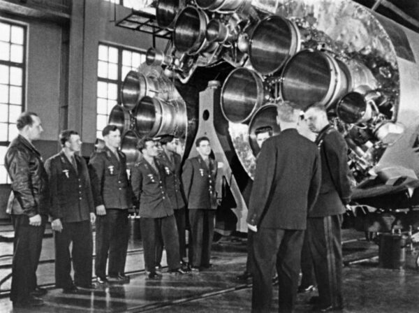 11а Кандидаты в летчики-космонавты, включая Гагарина, знакомятся с космической техникой. 14.01.1960.