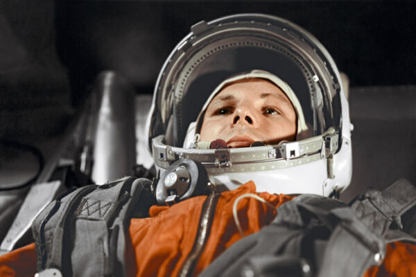  Юрий Гагарин в кабине космического корабля «Восток» перед полетом в космос 12 апреля 1961 года.