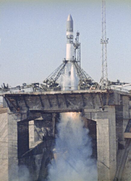 4а Космический корабль «Восток-1» с Гагариным на старте. 12 апреля 1961 года. Кадр из документального фильма.