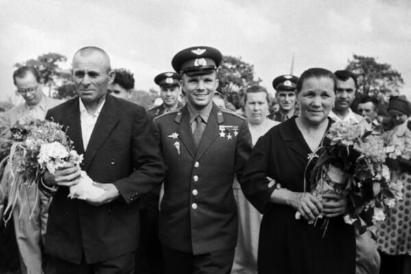 Юрий Гагарин с родителями.