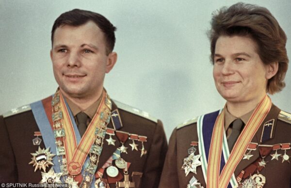 Космонавты Ю.Гагарин В.Терешкова.
