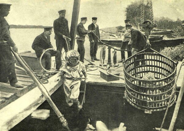 Спуск водолаза при работе на реке Днепр, 1913 г.